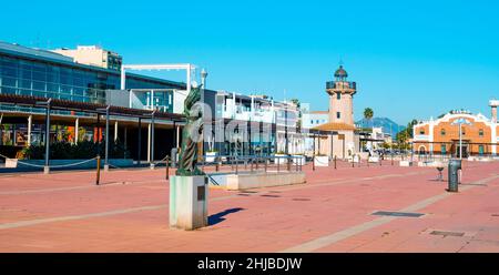 Castello, Spanien - 17. Januar 2022: Blick auf die Promenade am Meer am Moll de Costa Dock des Hafens von Castello de la Plana, Spanien, in El Stockfoto