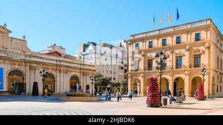 Castello, Spanien - 17. Januar 2022: Ein Panoramablick auf den Placa Major, den Stadtplatz von Castello de la Plana, in Spanien, der seinen öffentlichen platz unterstreicht Stockfoto