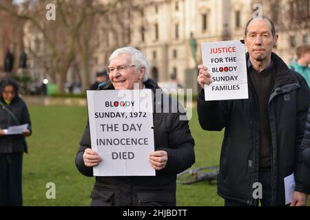 Mitglieder der irischen Gemeinschaft in London trafen sich vor dem britischen Parlament, um den 50th. Jahrestag des Blutigen Sonntags zu begehen. Stockfoto