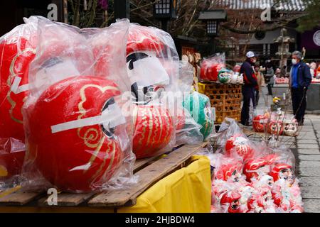 Hino, Tokio, Japan. 28th Januar 2022. Händler verkaufen rote Daruma-Puppen, einen beliebten Glücksbringer, im Takahata Fudoson-Tempel in Hino City. Etwa 150 Verkäufer versammeln sich, um Daruma-Puppen ohne auf ihre Augen gemalte Schüler für Menschen zu verkaufen, die im Laufe des Jahres Glück suchen. Menschen färben sich in einer Pupille, wenn ein Wunsch oder ein Ziel gesetzt wird, und wenn der Wunsch wahr wird oder das Ziel erreicht wird, füllen sie die andere Pupille aus. Am Ende des Jahres werden gebrauchte Daruma-Puppen wieder in den Tempel zurückgebracht, um dort verbrannt zu werden. (Bild: © Rodrigo Reyes Marin/ZUMA Press Wire) Stockfoto