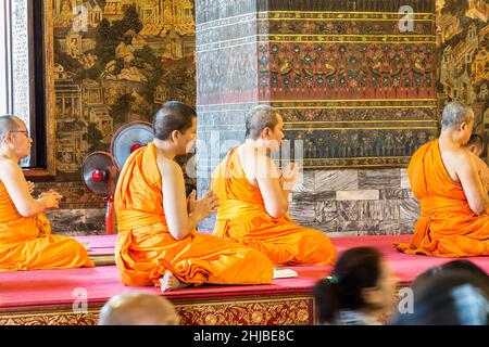 Mönche beten im Tempel Wat Pho, Bangkok, Thailand Stockfoto