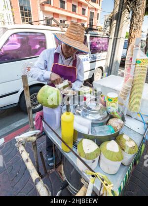 Frischer Kokosnuss- und Getränkeverkäufer auf der Straße, Bangkok, Thailand Stockfoto
