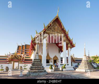Touristen verlassen ein Gebäude am Wat Pho Tempel, der liegende buddha, Bangkok, Thailand Stockfoto