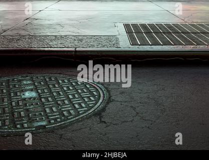 Der Abschnitt der leeren Straße und der gepflasterte Bürgersteig mit dem Entlüftungsgitter und dem Hydranten - 3D rendern Stockfoto