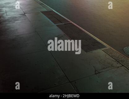 Der Abschnitt der leeren Straße und der gepflasterte Bürgersteig mit dem Entlüftungsgitter und dem Hydranten - 3D rendern Stockfoto