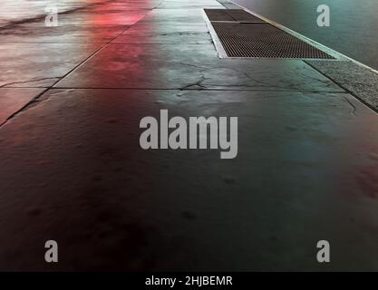 Der Abschnitt der leeren Straße und der gepflasterte Bürgersteig mit dem Entlüftungsgitter und dem Hydranten - 3D rendern Stockfoto