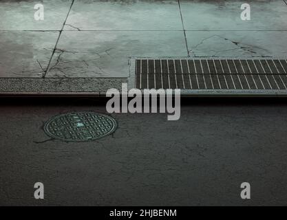 Der Abschnitt der leeren Straße und der gepflasterte Bürgersteig mit dem Entlüftungsgitter und dem Hydranten - 3D rendern Stockfoto