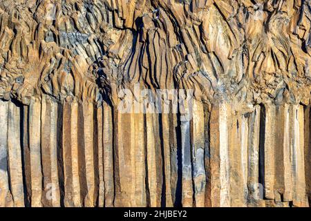 Basaltsäulen am Wasserfall Aldeyjarfoss, Island. Die Säulen wurden vor etwa 9000 Jahren aus kühlender Magma durch ein vulkanisches Ereignis gebildet. Nördliches Icel Stockfoto