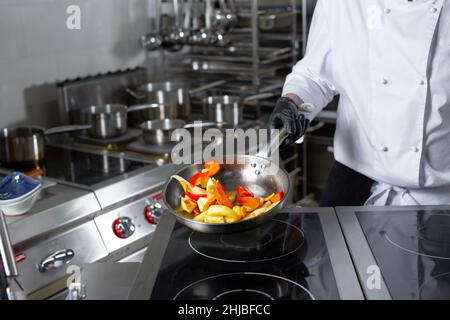 Küchenchef bereitet in einem Elite-Restaurant Ludo zu Stockfoto