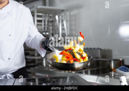 Küchenchef bereitet in einem Elite-Restaurant Ludo zu Stockfoto