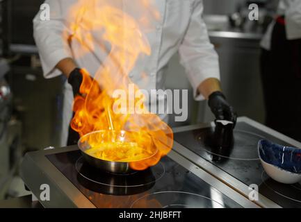 Küchenchef bereitet in einem Elite-Restaurant Ludo zu Stockfoto