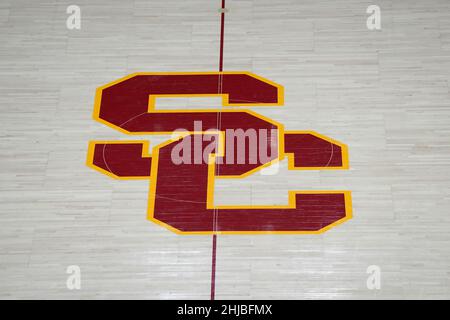 Eine detaillierte Ansicht des SC-Logos auf dem Mittelfeld im Galen Center während eines NCAA College Basketballspiels zwischen den Stanford Cardinal und Southern California Trojans am Donnerstag, den 27. Januar 2022, in Los Angeles. Stockfoto