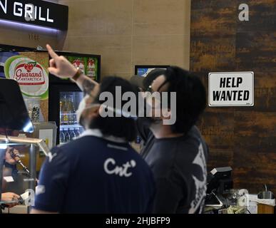 Am Donnerstag, den 27. Januar 2021, ist an der Wand des Brazilian Grill in der Glendale Galleria in Glendale, Kalifornien, ein Schild mit dem Hinweis „Hilfe gesucht“ zu sehen. Im Jahr 2021 ging die große amerikanische Arbeitsmaschine nach der Verwüstung durch die Coronavirus-Pandemie Anfang 2020 in die Höhe, was die Arbeitslosenquote im April 2020 auf 14,8 % senkte. Die aktuelle Arbeitslosenquote liegt bei 3,9 %, wobei einige Fed-Mitglieder eine Leitzinssenkung von bis zu 3,2 % bis zum vierten Quartal des nächsten Jahres beobachten, was nach historischen Maßstäben eine geringe Zahl ist. Foto von Jim Ruymen/UPI Stockfoto