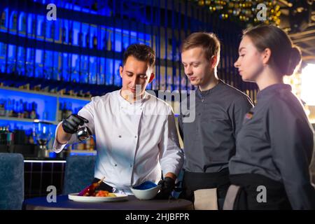 Küchenchef bereitet in einem Elite-Restaurant Ludo zu Stockfoto