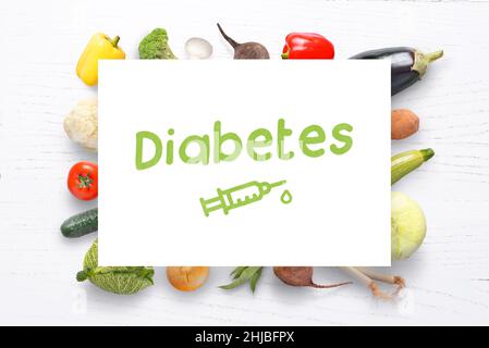Diabetes-Konzept mit Diät und gesunder Ernährung am Schreibtisch. Insulininspritze auf Papier zeichnen. Konzept des Welt-Diabetes-Tages Stockfoto