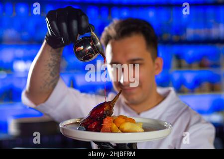 Küchenchef bereitet in einem Elite-Restaurant Ludo zu Stockfoto