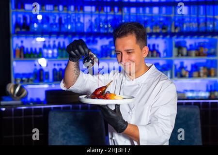 Küchenchef bereitet in einem Elite-Restaurant Ludo zu Stockfoto