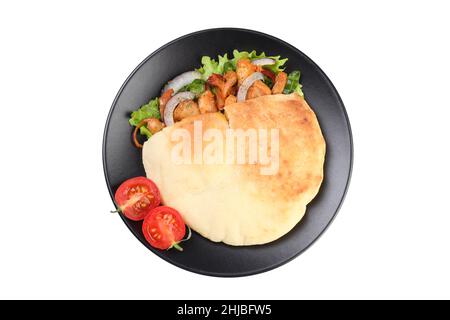 Pita mit Huhn. Teller mit Pita mit Huhn und Tomate isoliert auf weißem Hintergrund. Pita mit Huhn Stockfoto