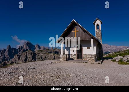 Die kleine Kapelle Cappella degli Alpini, am Fuße der Südwände der Berggruppe Tre Cime di Lavaredo, Cadini di Misurina. Stockfoto