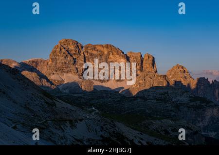 Der Zwölferkofel, Croda dei Toni, von der Hütte Rifugio Auronzo aus gesehen, bei Sonnenuntergang. Stockfoto