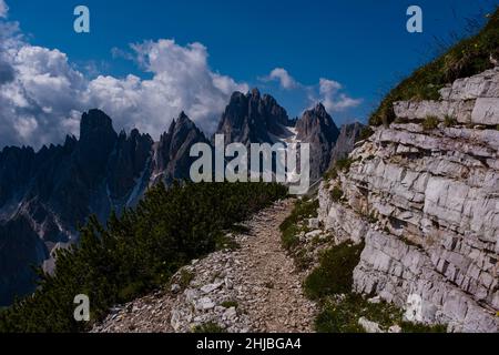 Die Gipfel und Grate des Berges Cadini di Misurina, ein Wanderweg im Vordergrund. Stockfoto