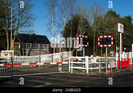 Der Bahnübergang am Bahnhof Blakedown, Worcestershire, England, Großbritannien Stockfoto