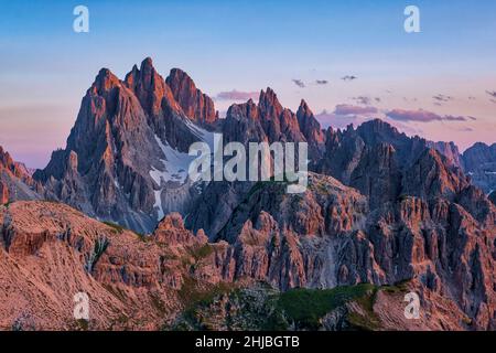 Die Gipfel und Bergkämme des Cadini di Misurina, von der Hütte Rifugio Auronzo bei Sonnenuntergang gesehen. Stockfoto