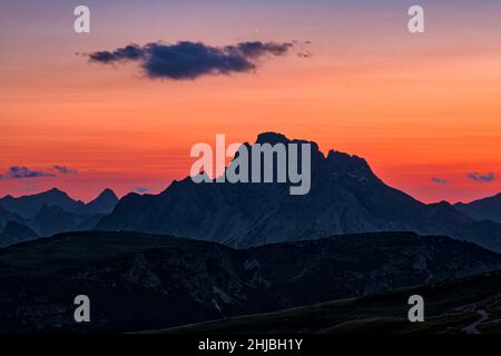 Der Gipfel des Berges Croda Rossa bei Sonnenuntergang. Stockfoto