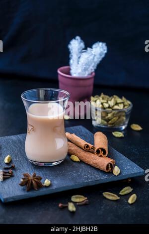 Traditionelles indisches und nahöstliches Heißgetränk, Masala-Tee oder karak-Chai mit Gewürzen und Milch. Exotische Küche. Stockfoto