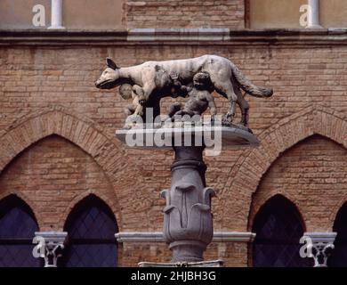 ESCULTURA DE LOBA CAPITOLINA CON ROMULO Y REMO. Lage: AUSSEN. SIENA. ITALIEN. Stockfoto