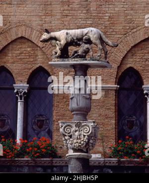 ESCULTURA DE LOBA CAPITOLINA CON ROMULO Y REMO. Lage: AUSSEN. SIENA. ITALIEN. Stockfoto