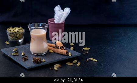 Traditionelles indisches und nahöstliches Heißgetränk, Masala-Tee oder karak-Chai mit Gewürzen und Milch. Exotisches Essen. Stockfoto