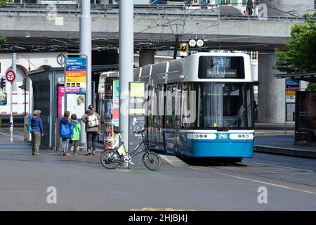 Zürich, Schweiz - Mai 23rd 2021: Ein moderner Straßenbahnwagen Flexity hält am Escher-Wyss-Platz Stockfoto