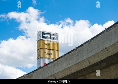 Zürich, Schweiz - Mai 23rd 2021: Berühmter Freitag-Turm hinter Straßeninfrastruktur Stockfoto