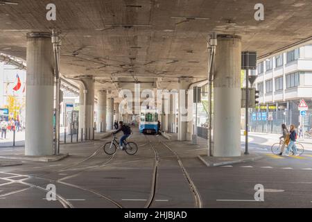 Zürich, Schweiz - Mai 23rd 2021: Verkehrssituation unter dem Betonviadukt einer Hauptverkehrsstraße Stockfoto