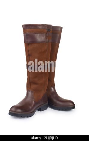 Studio-Aufnahme eines modischen Leder im Freien wasserdichte weibliche Stiefel vor einem weißen Hintergrund geschnitten - John Gollop Stockfoto