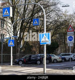 Vier Wege markiert Crosswalk neben einem Verkehrsschild Attention School. Stockfoto