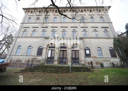 Altenburg, Deutschland. 28th Januar 2022. Das Josephinum-Gebäude im Stadtzentrum. Die Schaffung der Spielwelt im Josephinum ist Teil eines übergreifenden Konzepts zur Entwicklung und Revitalisierung der Innenstadt. Quelle: Bodo Schackow/dpa-Zentralbild/dpa/Alamy Live News Stockfoto