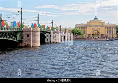 Palastbrücke über den Fluss Neva und Admiralität Bogen auf dem Ufer des Flusses Neva-Sankt Petersburg, Russland, 27th. Februar 2011 Stockfoto