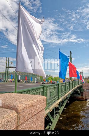 Palastbrücke über den Fluss Neva - Sankt Petersburg, Russland, 27th. Februar 2011 Stockfoto