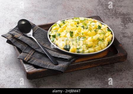 Zarangollo spanisches Rührei mit Zuccini, traditionelles murciano Tapas-Gericht aus nächster Nähe auf dem Teller auf dem Tisch. Horizontal Stockfoto