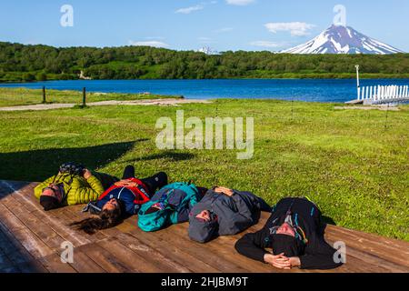 Halbinsel Kamtschatka, Russland - 8. Juli 2018: Touristen, die sich in der Nähe des Kuril-Sees, Kamtschatka, ausruhen Stockfoto