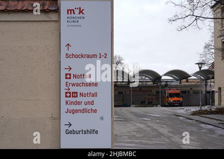 Blick auf den Eingang zur Notaufnahme der Münchner Klinik Schwabing (ehemals Klinikum Schwabing). Ein Krankenwagen ist im Hof geparkt. Stockfoto