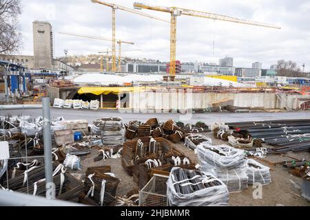 Stuttgart, Deutschland. 28th Januar 2022. Auf der Großbaustelle des milliardenschweren Eisenbahnprojekts Stuttgart 21 liegen Verstärkungen für Betonarbeiten. Quelle: Bernd Weißbrod/dpa/Alamy Live News Stockfoto