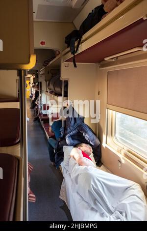 Tägliches Leben im Transsibirischen Express. Passagiere in der Plastkart-Sektion. Stockfoto