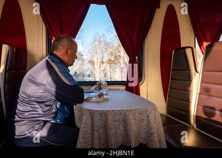 Tägliches Leben im Transsibirischen Express. Restaurantwagen. Stockfoto