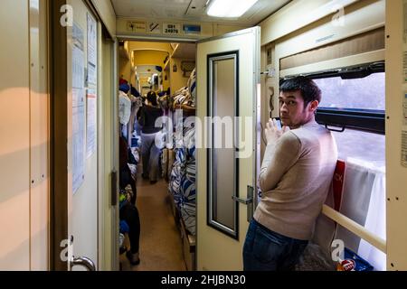 Tägliches Leben im Transsibirischen Express. Passagiere in der Plastkart-Sektion. Stockfoto