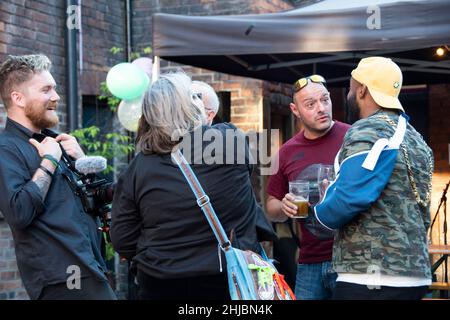 Sheffield, Großbritannien - 22. Juni: Magic Majid, Oberbürgermeister von Sheffield, gesellt sich mit Mitgliedern auf der Sheffield Creative Guild 2nd Anniversary Party in Yellow Stockfoto