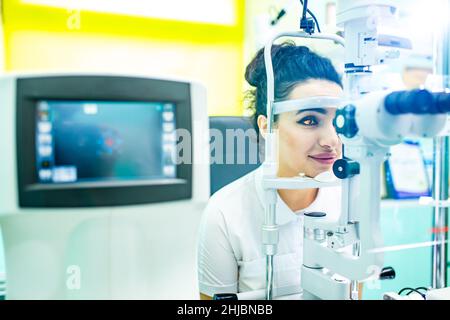 arabischer Patient überprüft Sehkraft und Sehkorrektur im optometrischen Labor Stockfoto