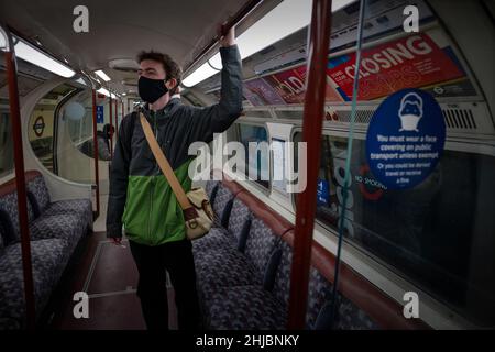 London, Großbritannien. 28th Januar 2022. Passagiere der Londoner U-Bahn mit Gesichtsmasken schützen vor Covid-Infektionen 28. Januar 2022 Passagiere in der Londoner U-Bahn, Einige tragen Gesichtsmasken zum Schutz vor Covid-Infektionen und andere nicht, da die Plan-B-Gesichtsmasken-Gesetzgebung entspannt ist und es Mitgliedern der Öffentlichkeit ermöglicht, sich selbst zu entscheiden, dass sie Gesichtsmasken tragen. Foto: BRIAN HARRIS/Alamy Live News Stockfoto